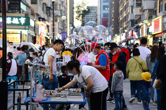长春桂林路商业街区。(资料图片)人民网 李洋摄
