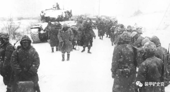 12月8日，陆战7团的部队冒着漫天大雪从古土里出发向南进发。