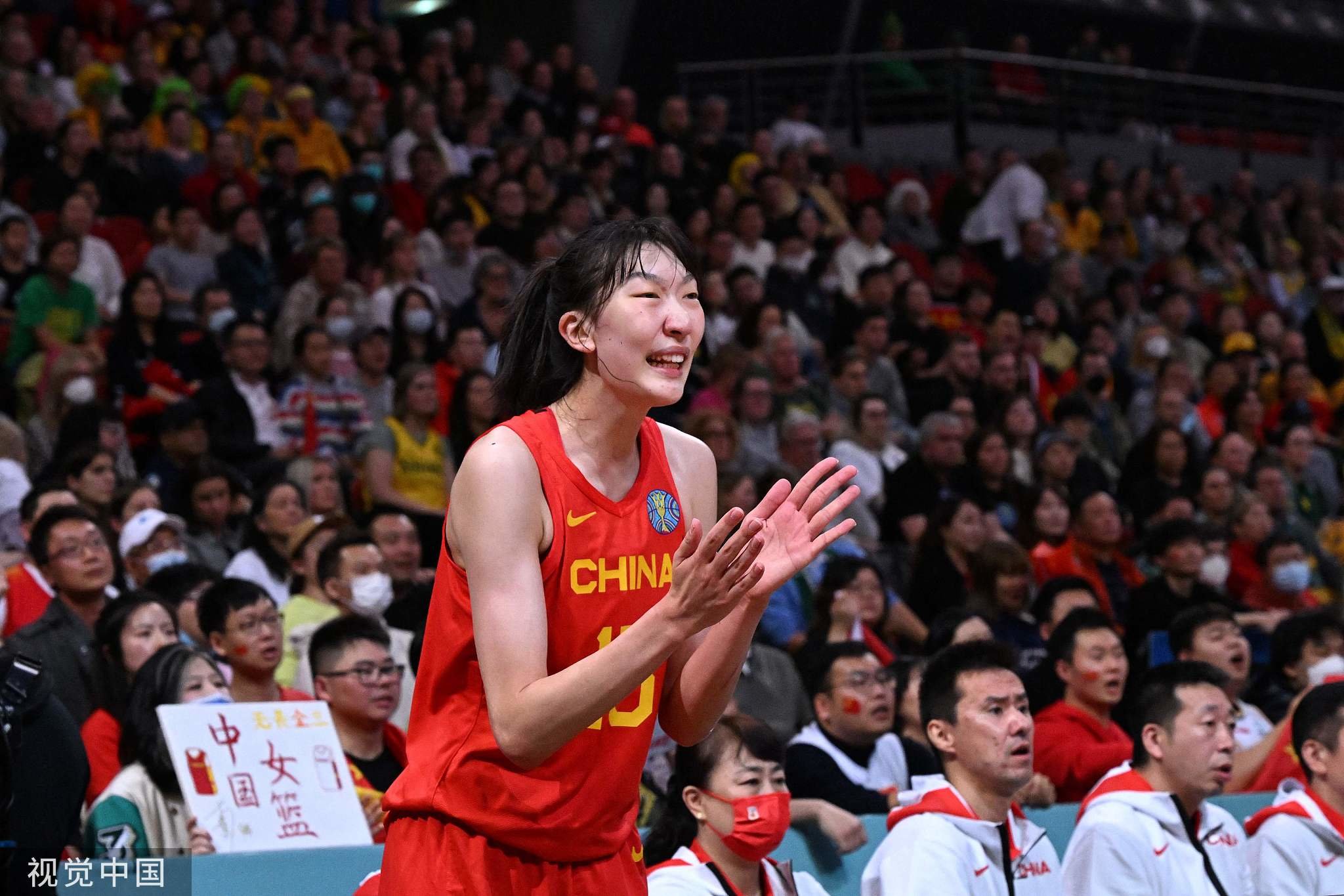 中国女篮险胜澳大利亚!时隔28年再进决赛