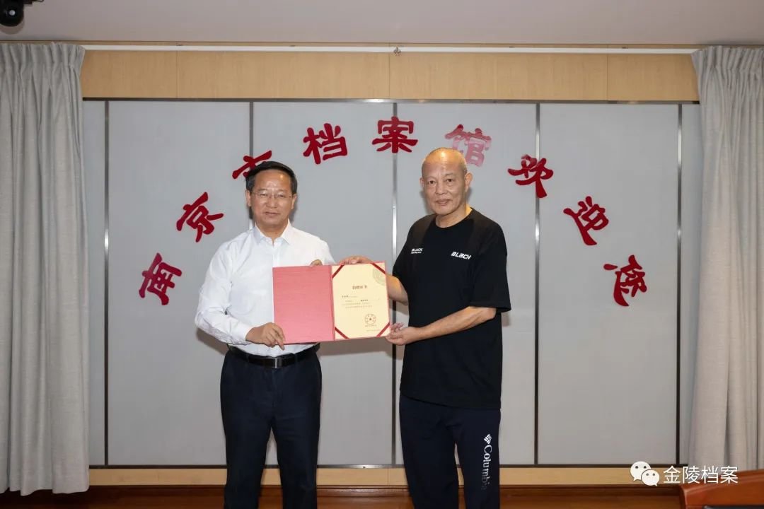 南京市档案馆副馆长王长喜向高林胜先生颁发捐赠证书