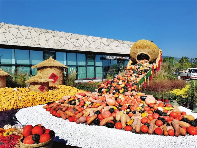 太原植物园门前一片丰收景象，谷仓里水稻、玉米满溢，“菜篮”里南瓜、辣椒飘香！太原晚报 刘晓亮 摄