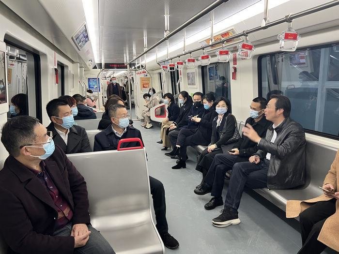 浙江金华分行员工试乘"金义东市域轨道交通"金义段班车