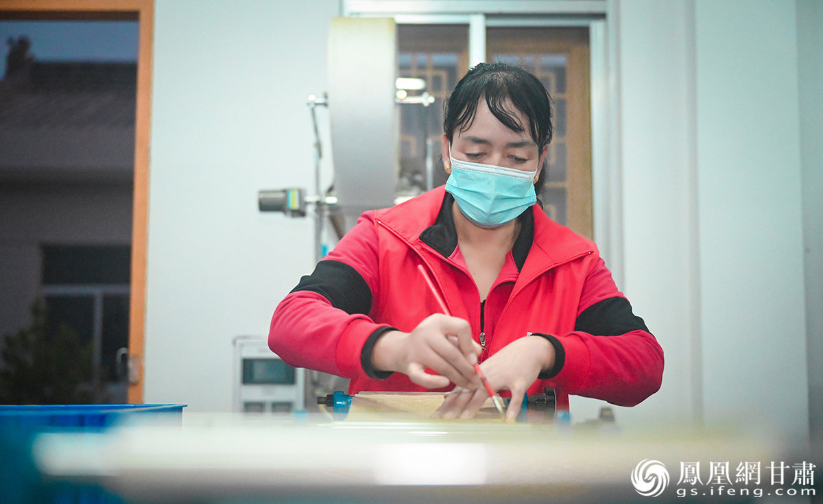 溪河韵文化旅游开发有限公司车间内,员工正在生产皇甫谧手工艾条。杨艺锴 摄