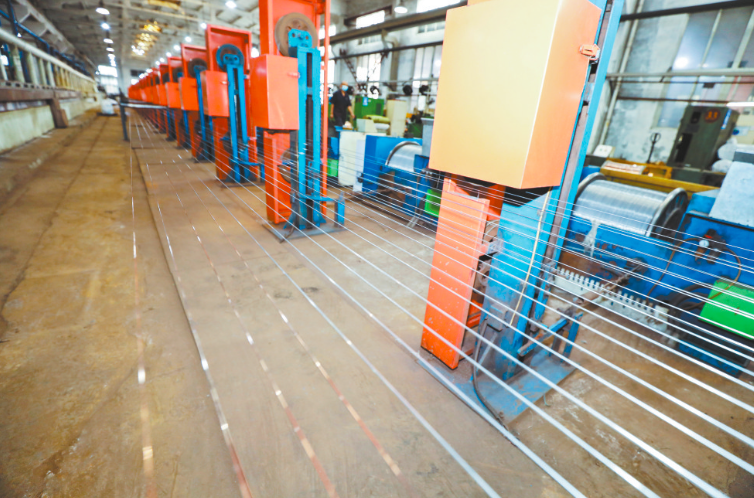 国家级专精特新“小巨人”武汉铁锚焊接材料股份公司生产线。