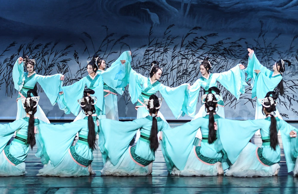 新华社发(邹竞一 摄)当晚,第八届丝绸之路国际艺术节在西安落下帷幕.