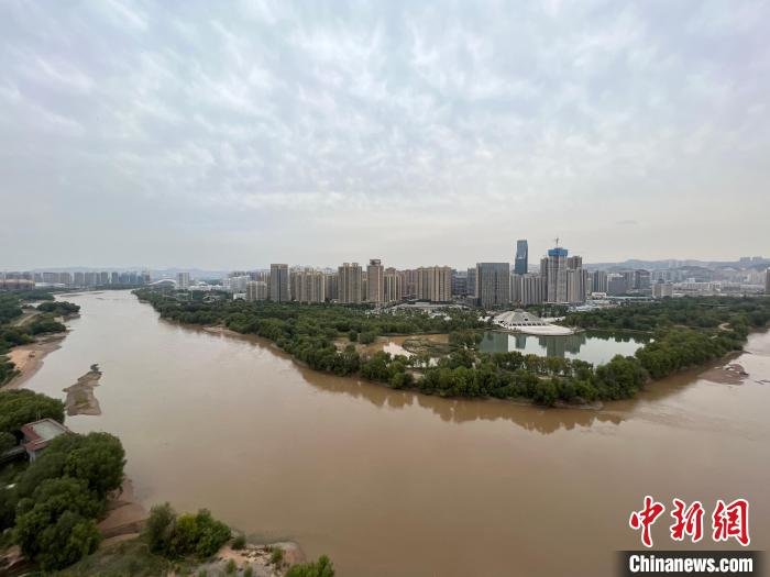 图为近百米高空俯瞰黄河。　杨娜 摄