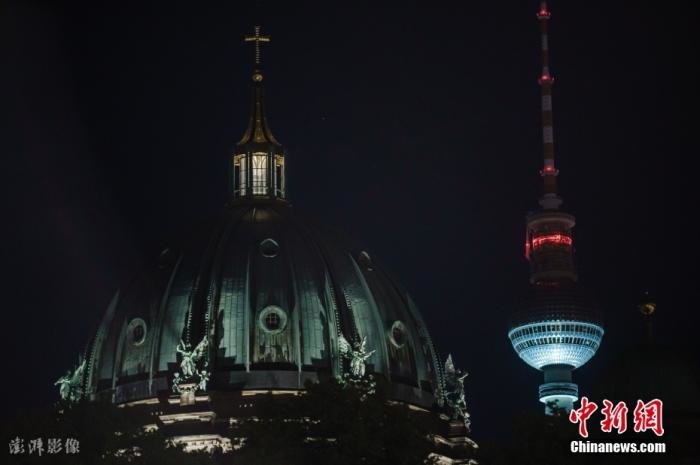 当地时间7月31日，德国柏林，为节约能源，柏林标志性建筑立面照明在夜间明显减少。图片来源：ICphoto