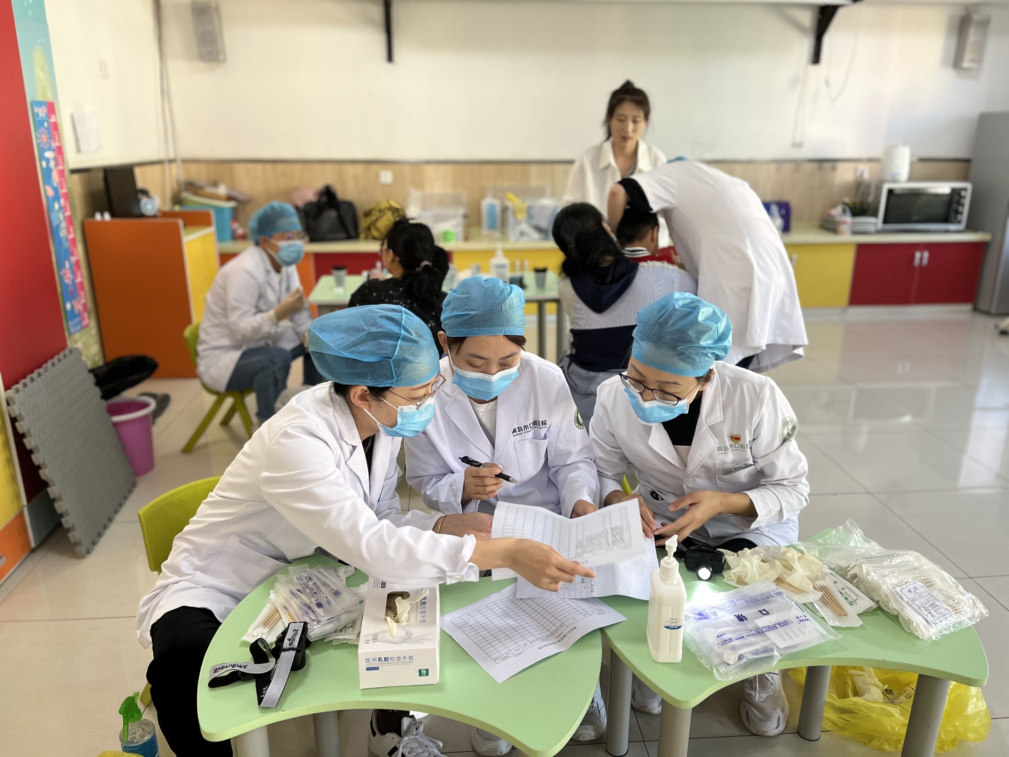 坚持8年义诊！青岛市口腔医院口腔免费为700名“星星的孩子”涂氟