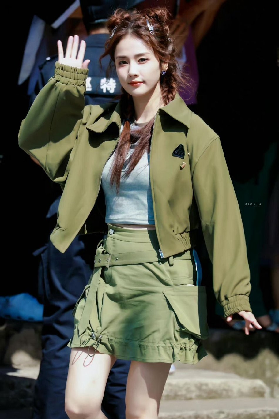 白鹿双丸子麻花辫造型录制综艺 未受绯闻影响心情好_凤凰网娱乐_凤凰