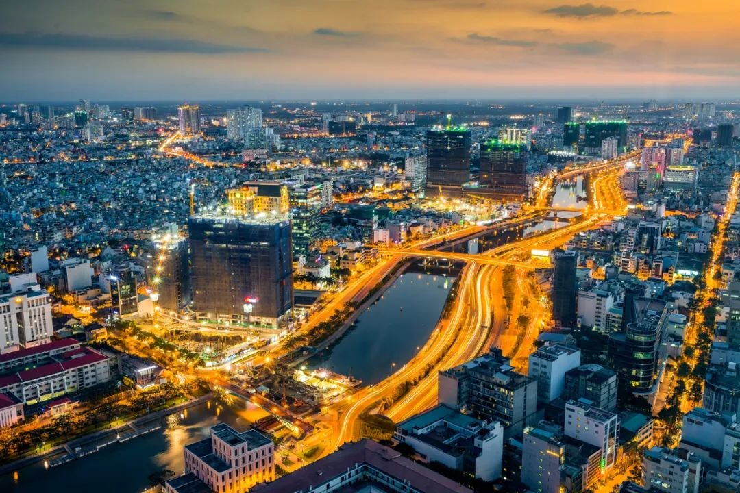 越南胡志明市夜景。来源：视觉中国