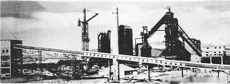 1970年9月， 酒钢炼铁1号高炉炼出了第一炉铁水。