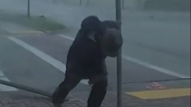 4级飓风威力有多大？看美国气象播报员现场“拿命”报道