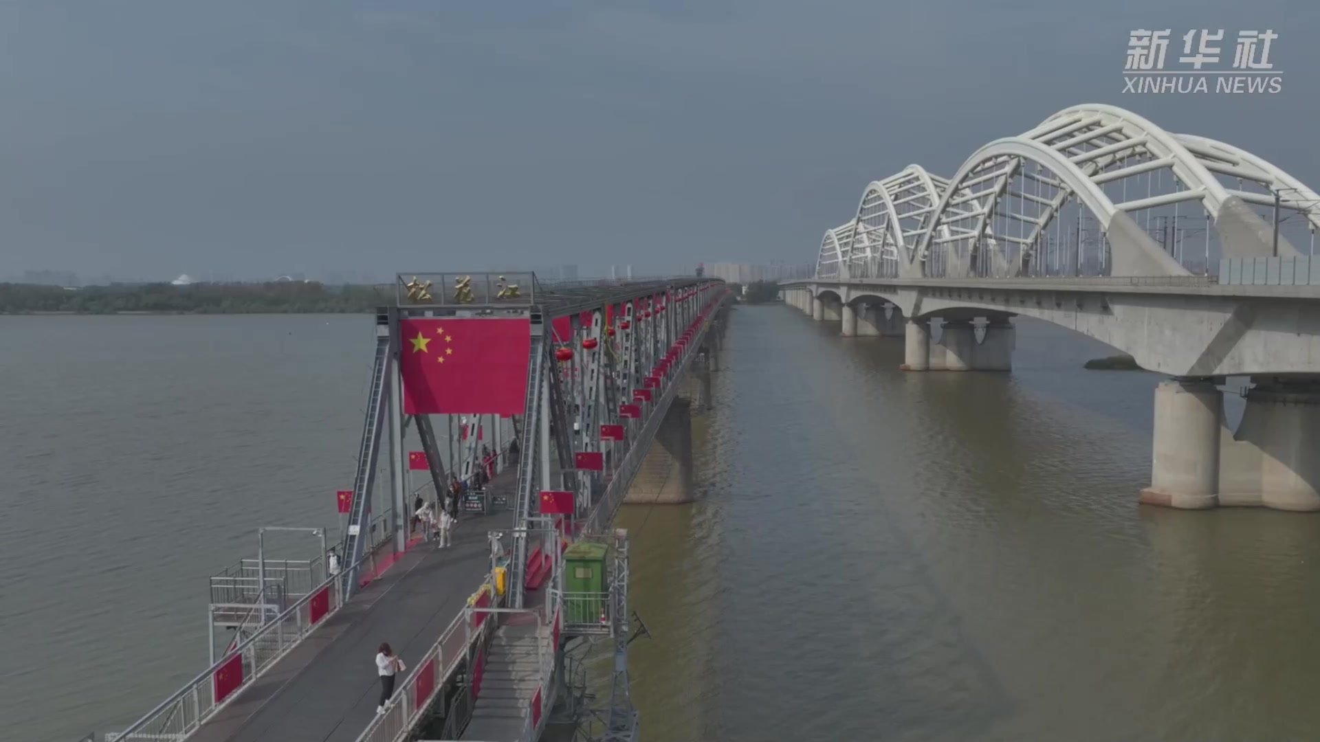 哈尔滨：百街万面旗 满城“中国红”