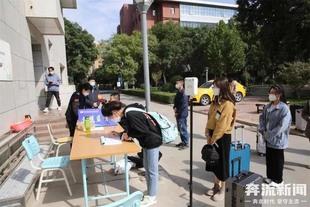 ▲兰州石化职业技术大学学生有序进住公寓