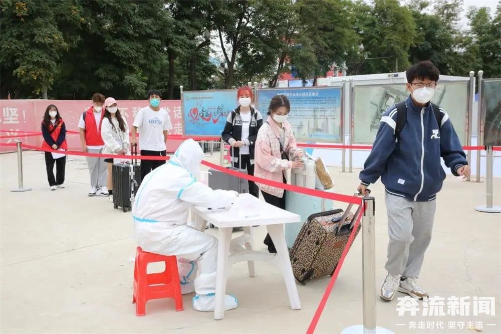 ▲兰州石化职业技术大学对返校学生进行登记备案