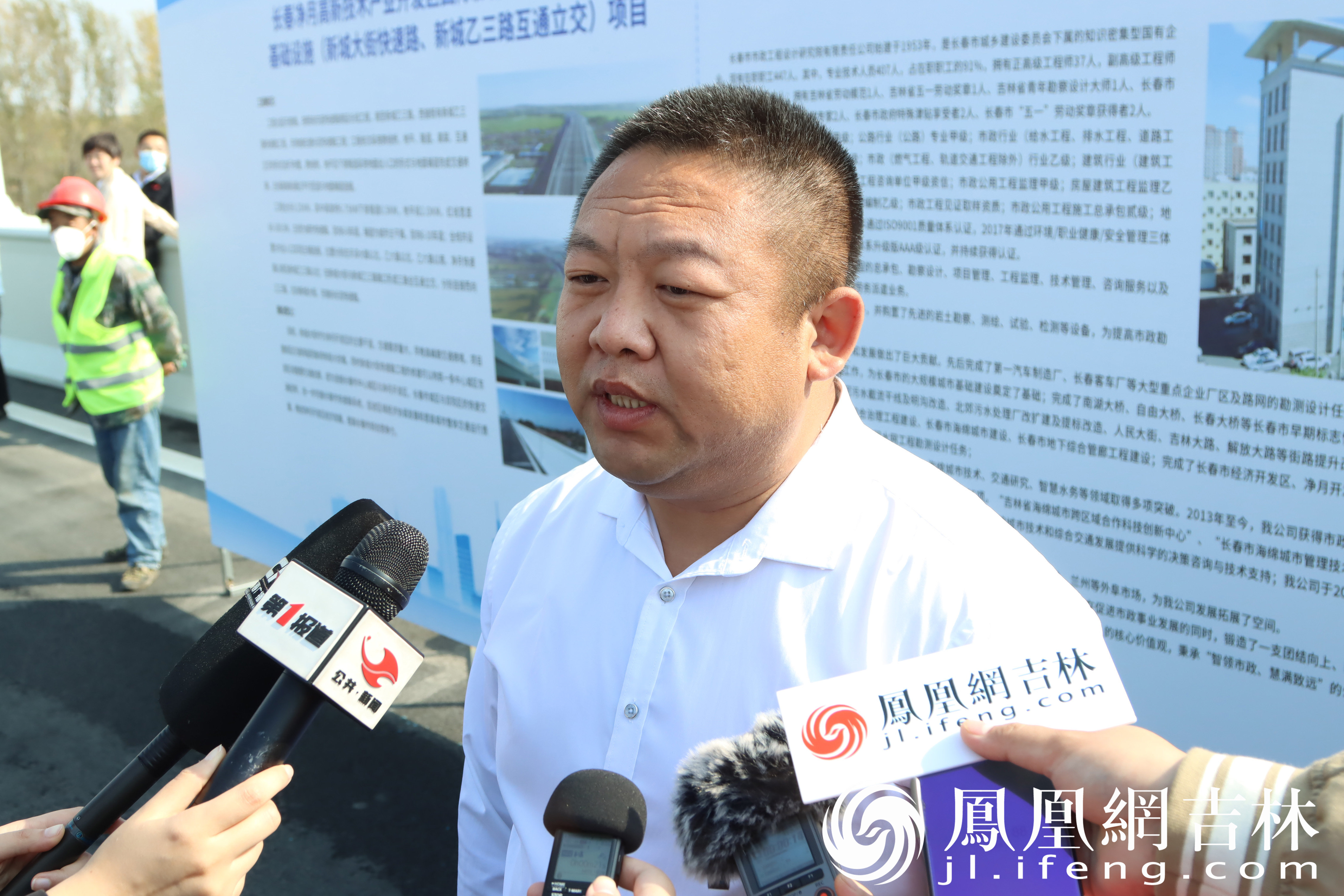中庆建设桥梁事业部总经理王兵接受媒体采访。