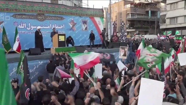 “打倒美国！打倒以色列！”伊朗爆发支持政府大游行