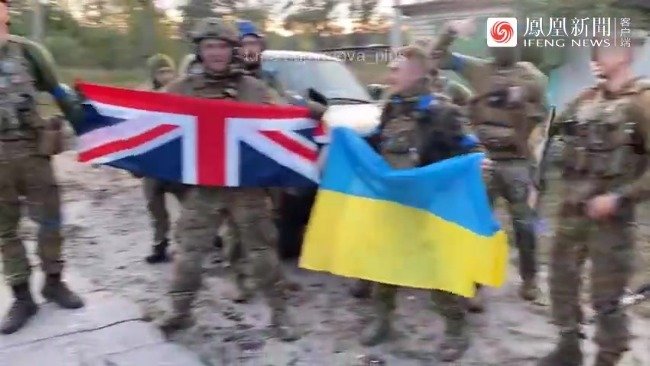 收复红利曼后 乌军与英国雇佣兵举旗庆祝