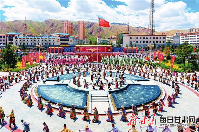 武威市天祝藏族自治县举行“欢乐藏乡·和谐天祝”万人锅庄舞表演