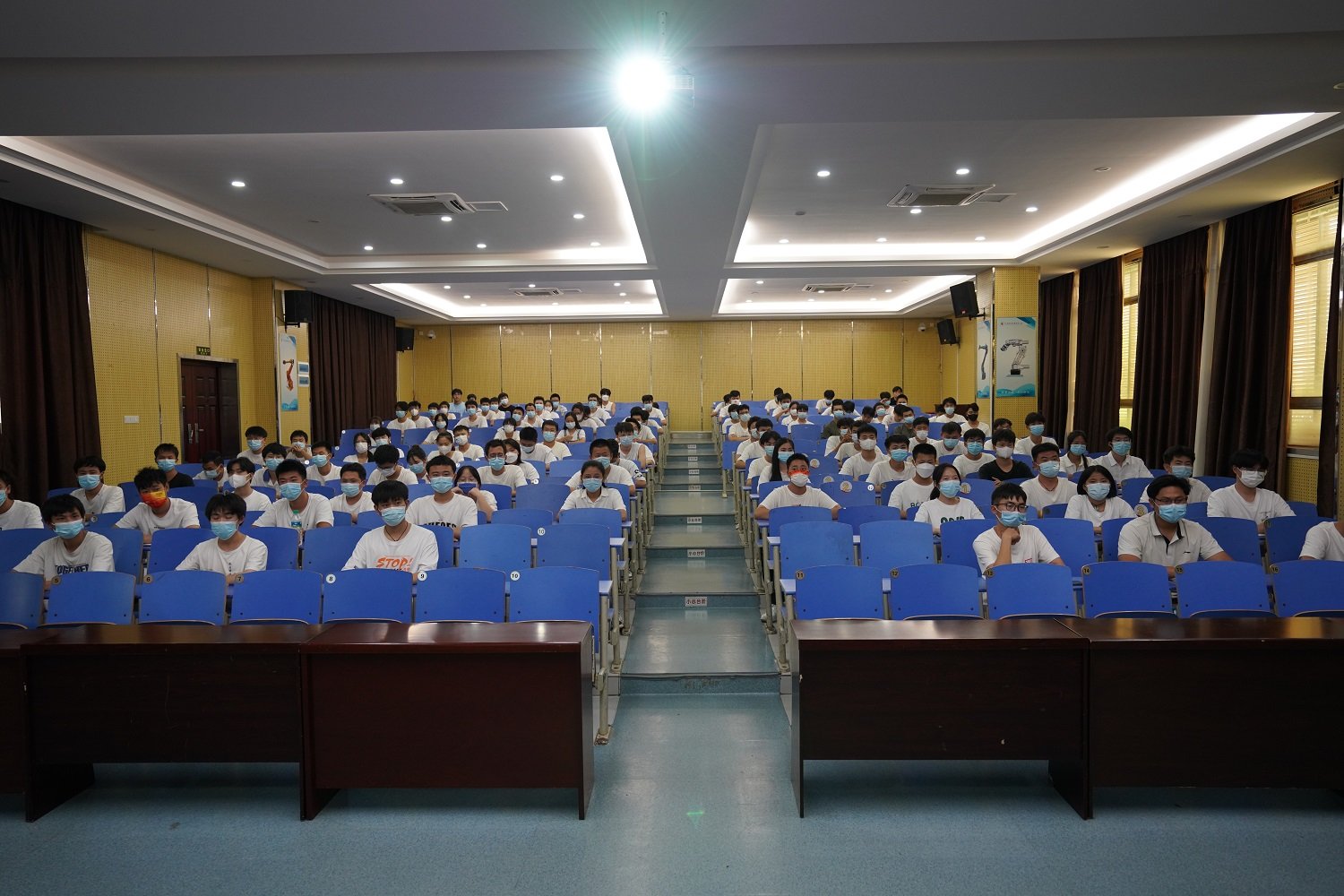 江西机电职院党委书记蔡天作、校长花严红为新生讲授开学第一课