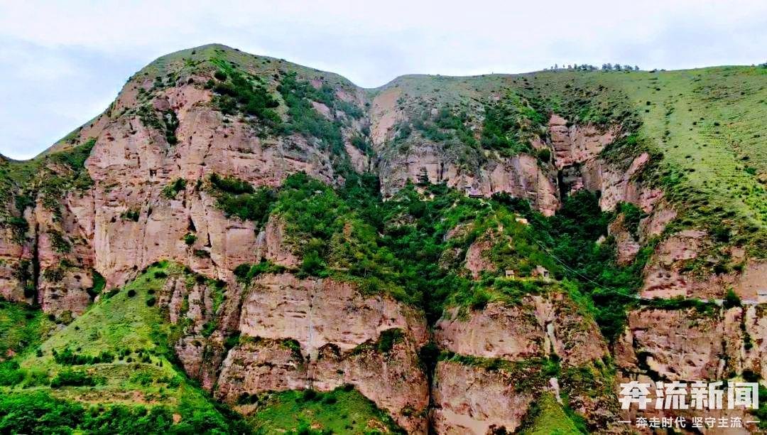 ▲远眺木梯寺石窟所在的柏林山