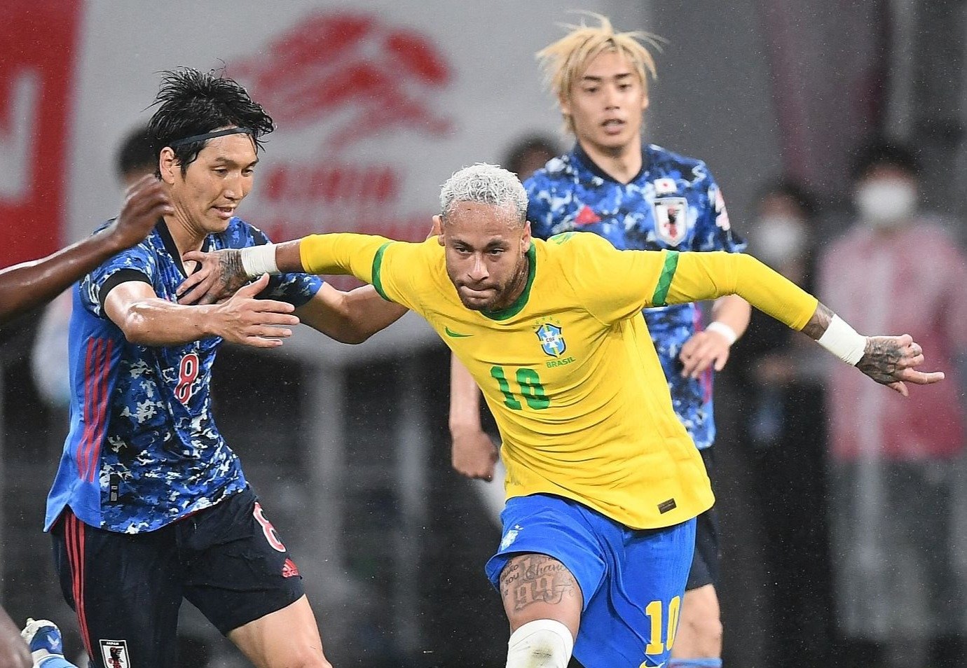 日本球员原口元气与内马尔抢位