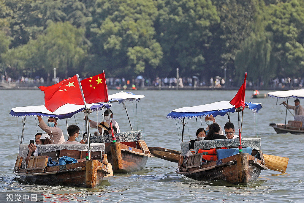 2022年10月2日,杭州,市民游客泛舟西湖视觉中国 图