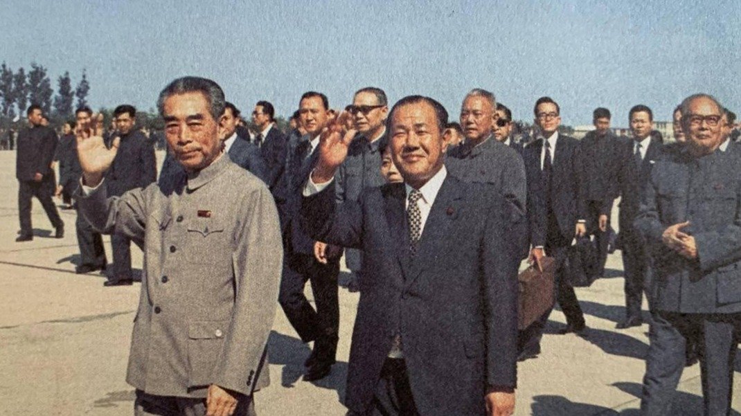 1972年日本首相田中角荣与周恩来签订政府联合声明，宣布中日两国恢复邦交