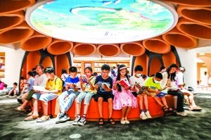 孩子们在新华文化综合体内阅读书籍