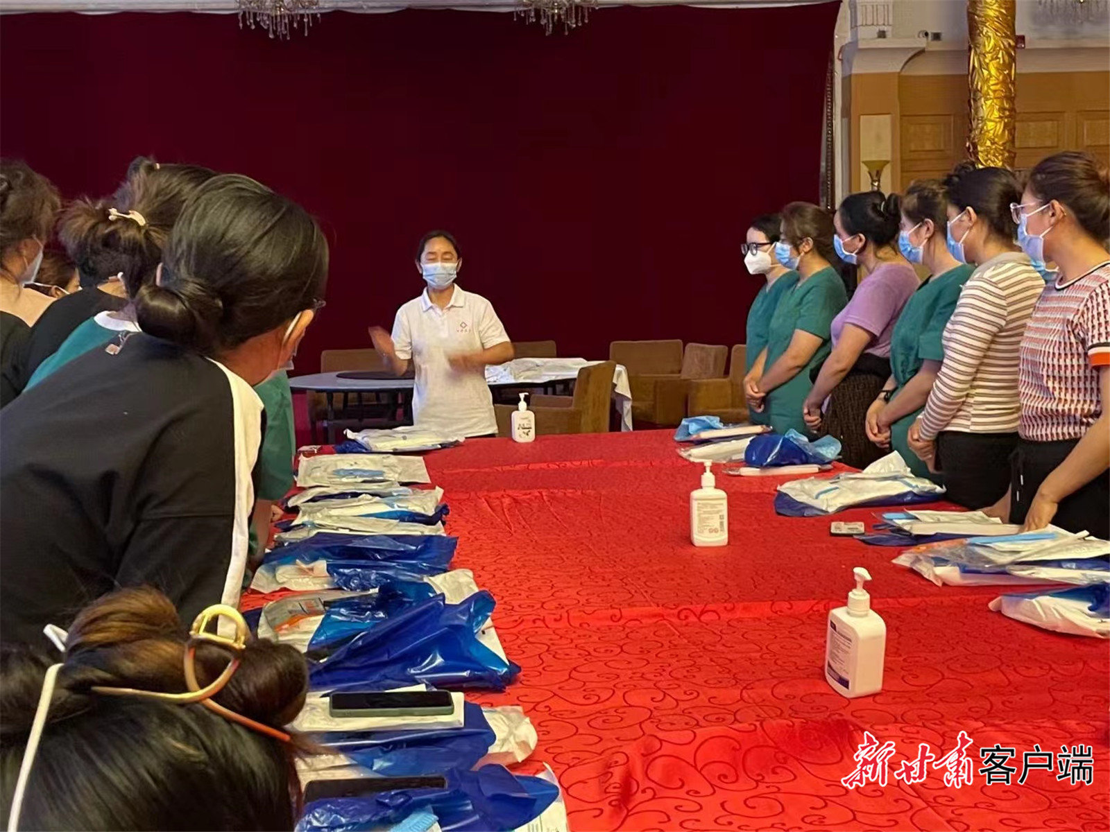 为当地医护进行理论授课及实践技能操作培训