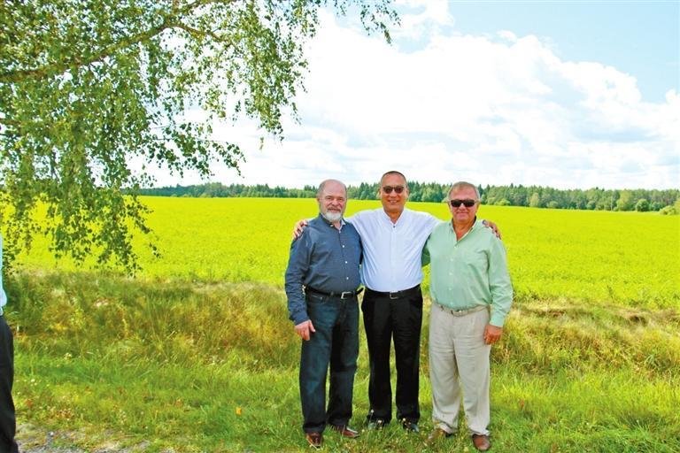 ◀天赈裕民(兰州)生态科技集团有限公司董事长赵斌与国外农业专家合影