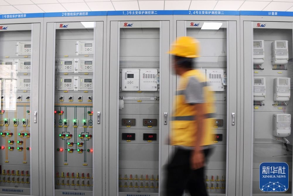 ↑10月2日，中铁电气化局工作人员高海龙在银兰高铁甘肃段一牵引变电所内查看设备运行情况。
