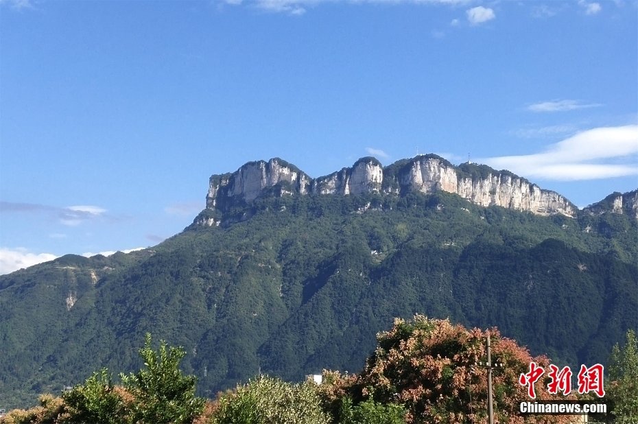 2022年10月2日,长江西陵峡湖北省宜昌市夷陵区段沿线呈现的青山绿水生态风景。湖北省宜昌市夷陵区地处长江西陵峡畔和三峡工程坝(库)区,该区近年来大力推进全域生态复绿工程和长江经济带绿色生态廊道建设,精心治理三峡江岸,全力守护峡江生态屏障,全区森林覆盖率稳定在70%以上。中新社发 张国荣 摄 图片来源:CNSphoto