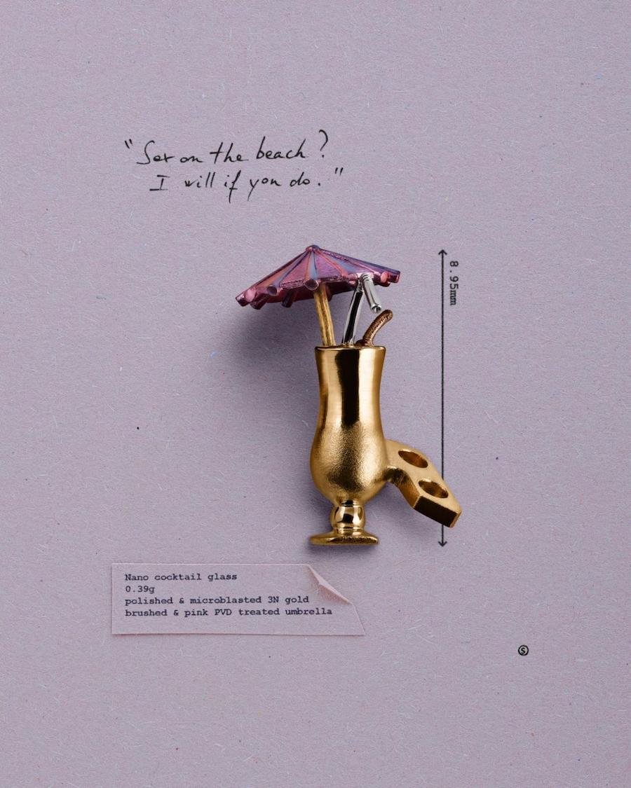 鸡尾酒杯由四个金质结构组成,雨伞、橄榄、直径0.4 mm带凹槽的吸管和酒杯均经抛光打磨。