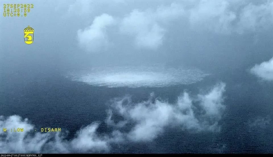 瑞典海岸警卫队发布视频显示，管道泄漏处海面大片区域泛白