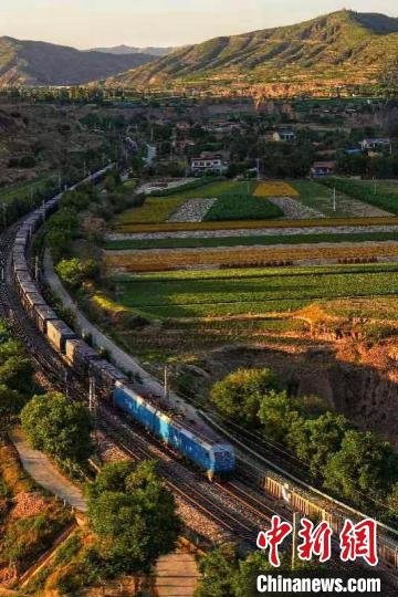 图为穿行于黄土高原上的天兰铁路。(资料图) 曹文福 摄