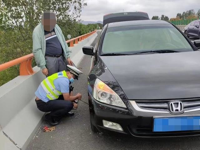 由於螺絲難以鬆動,民警在操作踩踏扳手時腳不小心被磕破了,最終幫助老