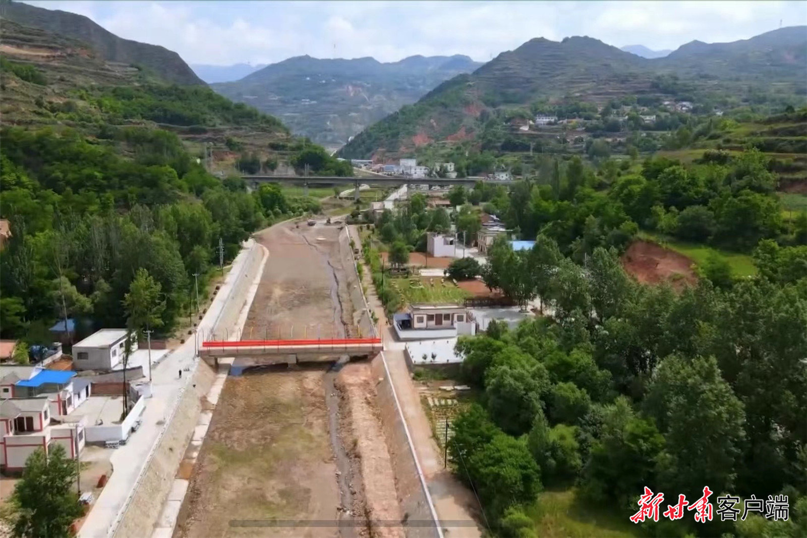 鸟瞰下巴山村
