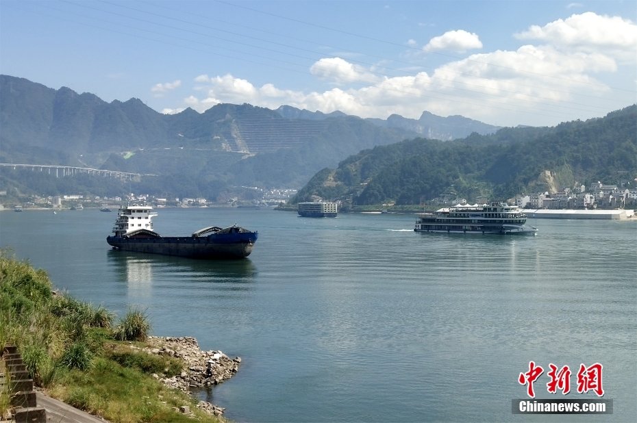 2022年10月2日,长江西陵峡湖北省宜昌市夷陵区段沿线呈现的青山绿水生态风景。湖北省宜昌市夷陵区地处长江西陵峡畔和三峡工程坝(库)区,该区近年来大力推进全域生态复绿工程和长江经济带绿色生态廊道建设,精心治理三峡江岸,全力守护峡江生态屏障,全区森林覆盖率稳定在70%以上。中新社发 张国荣 摄 图片来源:CNSphoto