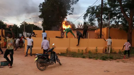 布基纳法索发生军人哗变 法国使馆被焚