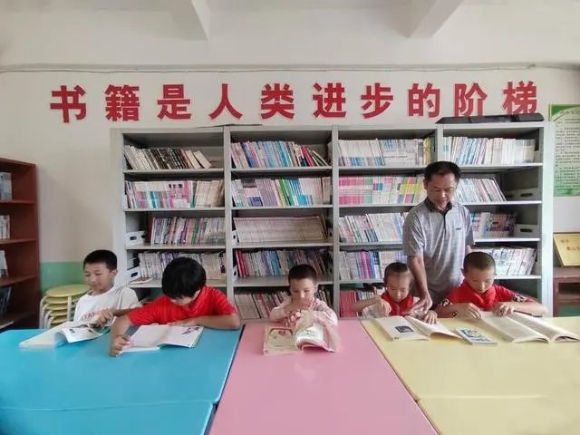 9月1日，在福建省永泰县凤际小学图书阅览室，老师指导学生阅读课外书籍。 新华社记者 周义 摄