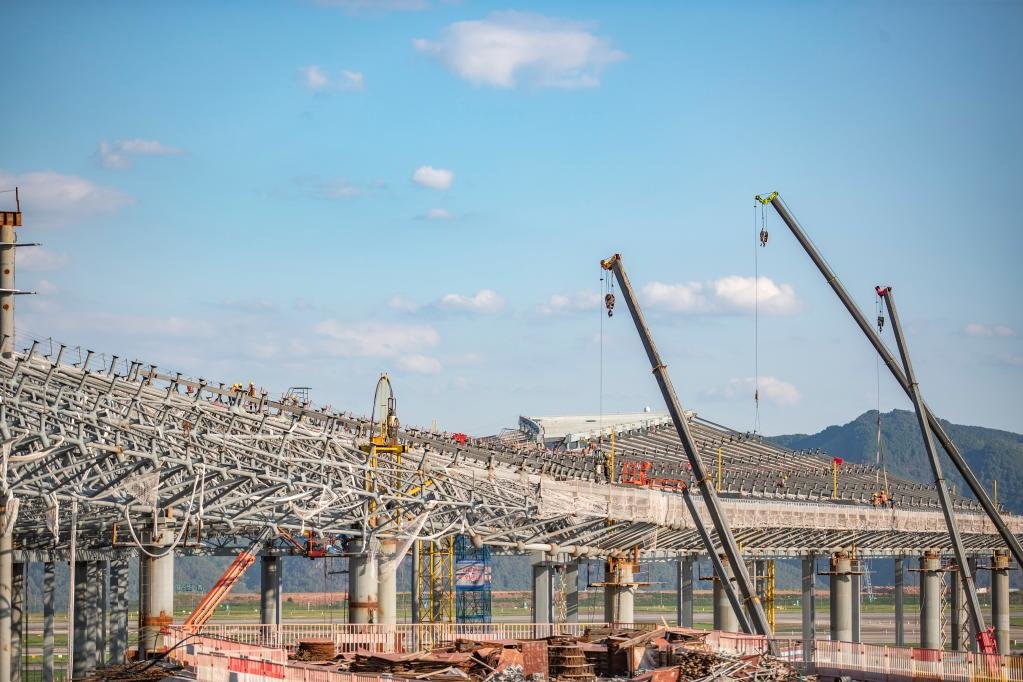 10月1日，在中建八局承建的重庆江北国际机场T3B航站楼施工现场，上千名建设者坚守岗位作业。新华社记者 黄伟 摄