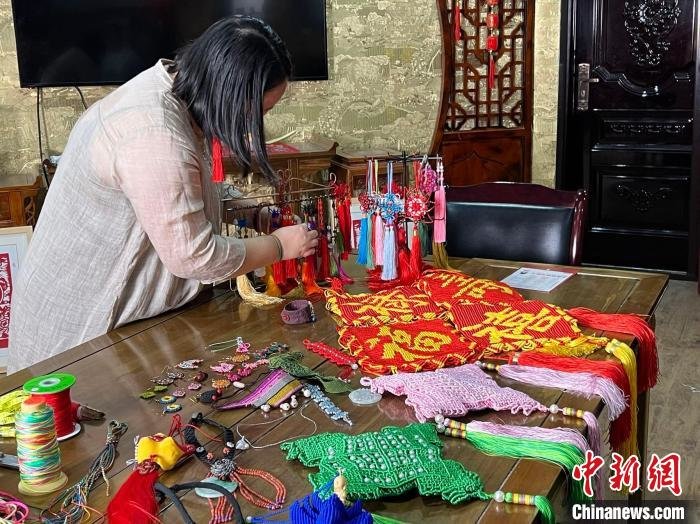 图为焦瑞吉和她的作品。　李一璠 摄