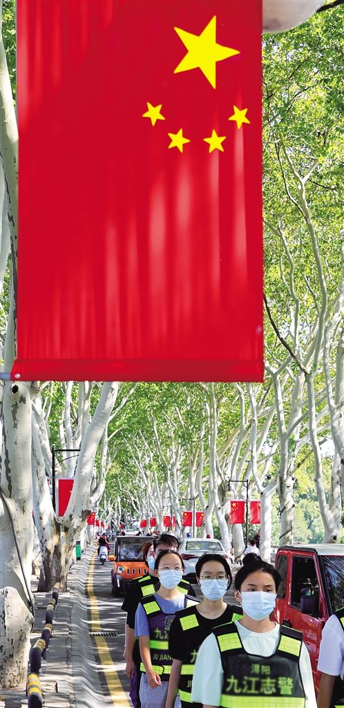 ◀10月2日，江西省九江市浔阳区志警在街头进行治安巡逻，为广大市民欢度国庆营造平安祥和的社会环境。熊婷婷摄（中经视觉）