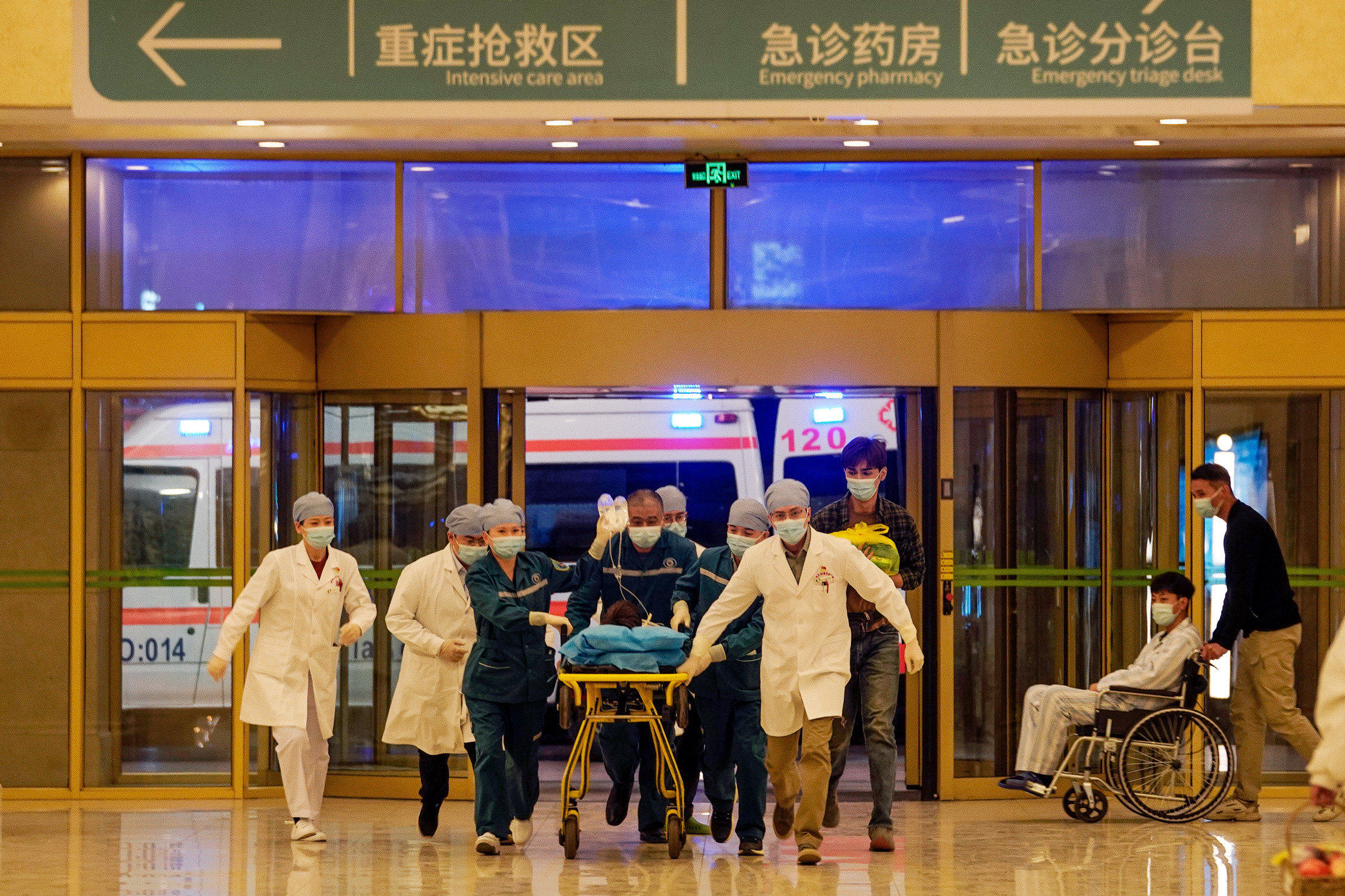 《平凡英雄》剧照。 医护人员正在救助小麦。