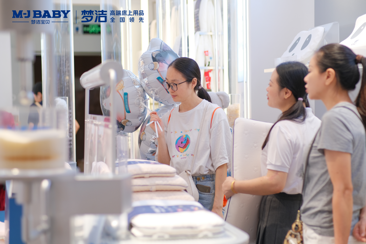 （专业分阶枕芯理念引发消费者现场咨询热情）