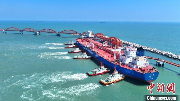 粤东地区石化产业链进一步形成首艘30万吨级油轮顺利靠泊