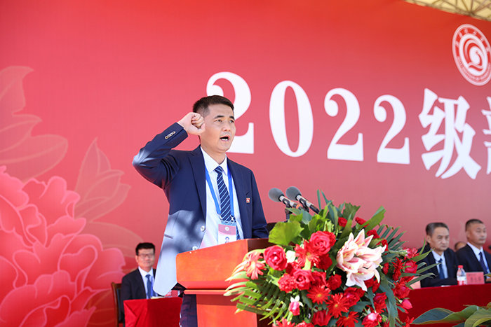 学团工作部部长王冲带领学生宣誓