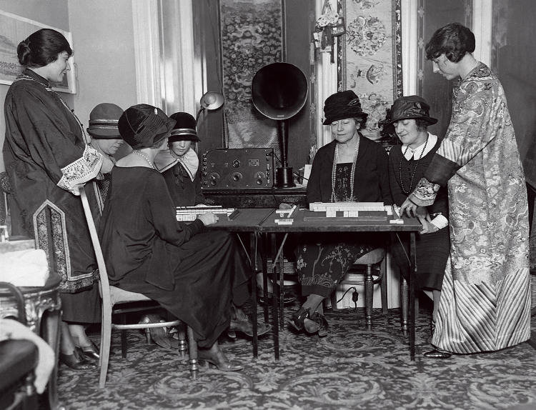 20 世纪20 年代,纽约。一群妇女在上麻将课。(图/ 视觉中国)