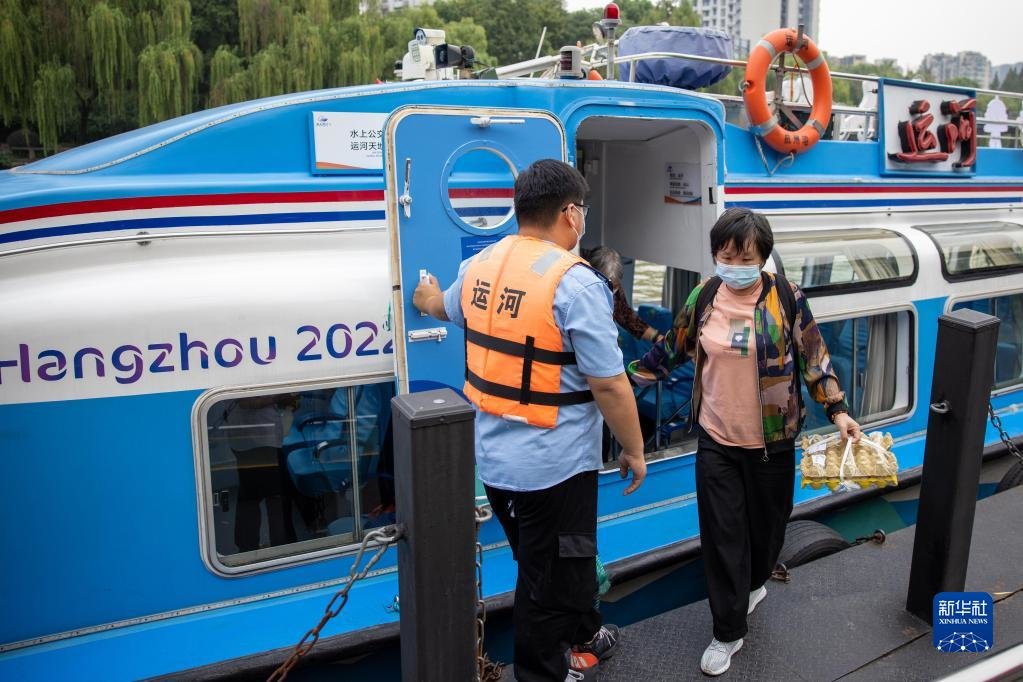 居住在大运河周边的杭州市民乘坐“运河”号水上巴士出行(2022年9月29日摄)。新华社记者 江汉 摄